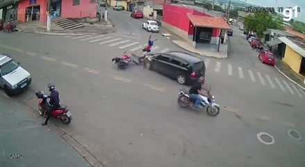 Homem é arremessado de moto em acidente durante perseguição; vídeo