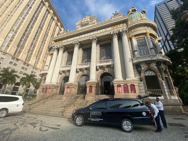 Despedida a Elza Soares: corpo chega ao Theatro Municipal para velório