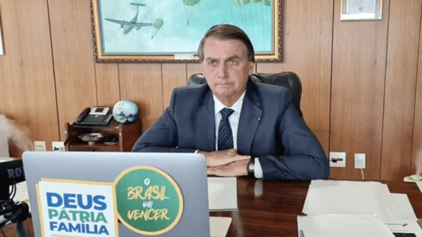 Bolsonaro cobra TSE e contesta pesquisas e sistema eleitoral