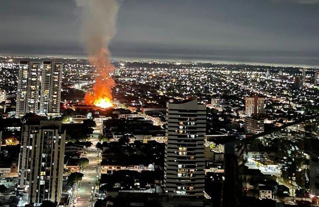 Incêndio atinge loja de peças automotivas, em Belém; VÍDEO