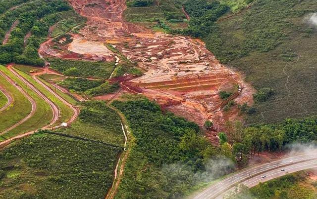 Dique de mineradora transborda em Nova Lima, na Grande BH; VÍDEO