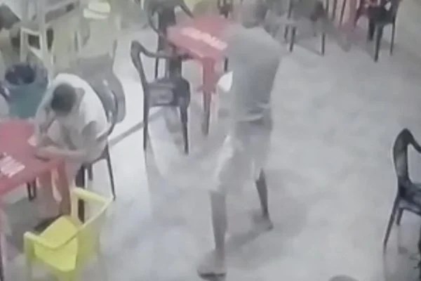 Vídeo brutal: homem tenta decapitar rival com 4 golpes de foice