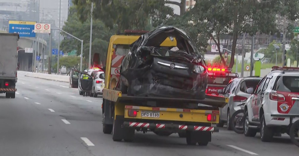 Acidente: Mulher é arremessada e morre após carro capotar em SP