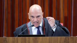 Moraes prorroga inquérito que apura se Bolsonaro interferiu na PF