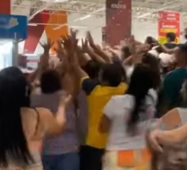 Fortaleza: Multidão disputa pedaços de carne em promoção de mercado; vídeo
