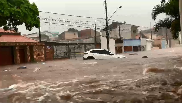 VÍDEO: rua vira 'rio' e faz carro boiar durante temporal em Tatuí