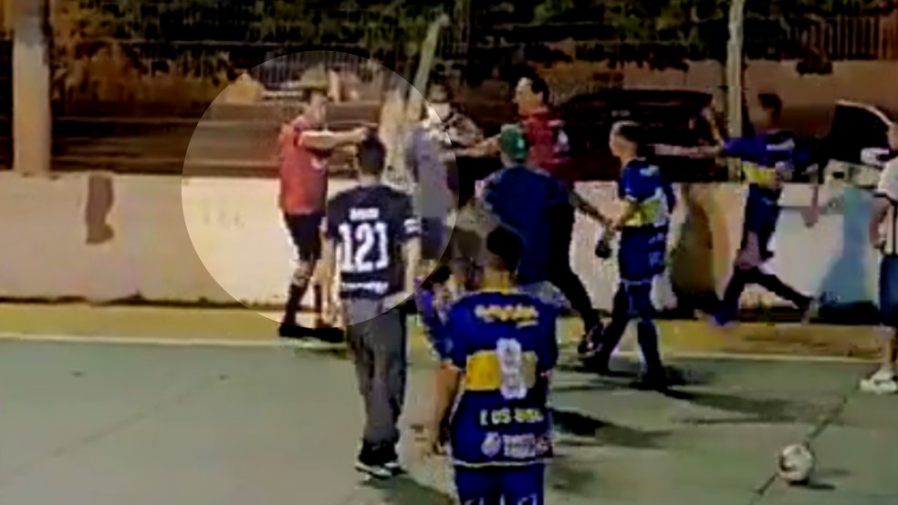 Árbitro saca arma e aponta para jogadores após partida; veja no vídeo