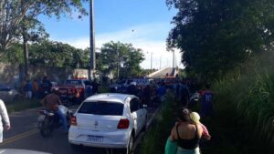 Vídeo: balsa colide com pilar e deixa ponte de Outeiro com rachadura