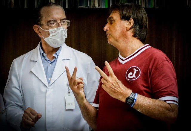 Camarão não mastigado causou problema em Bolsonaro, diz médico