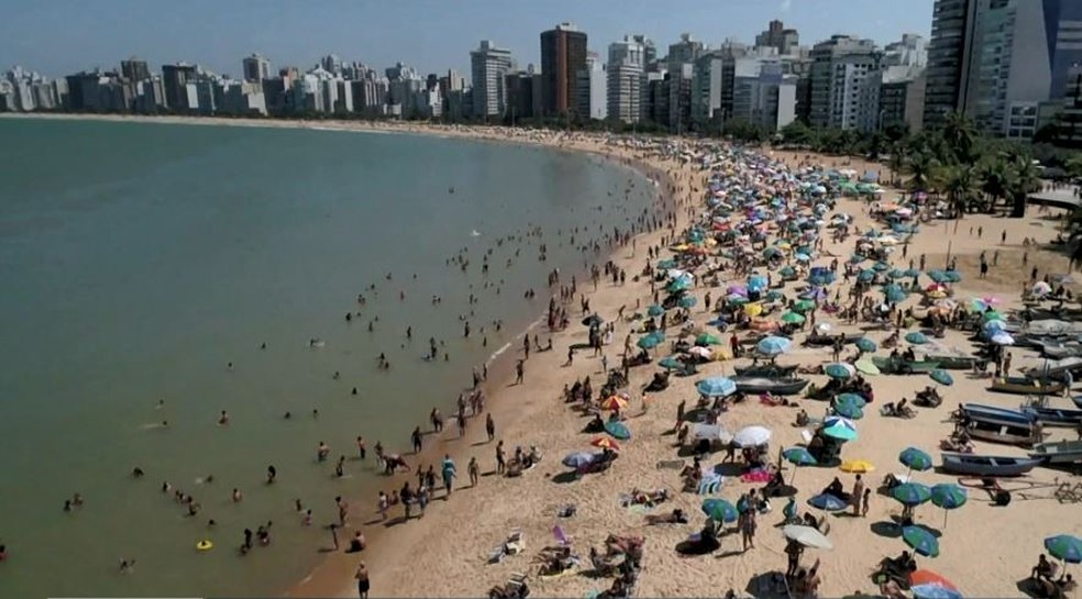 Idoso é espancado por banhistas após tirar fotos de crianças em praia