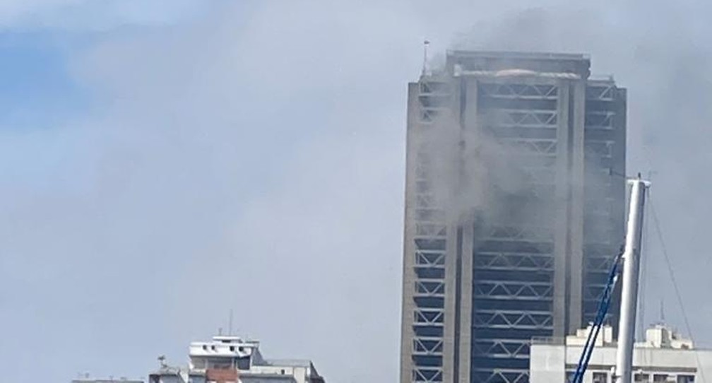 Rio de Janeiro: Incêndio atinge torre do Shopping Rio Sul