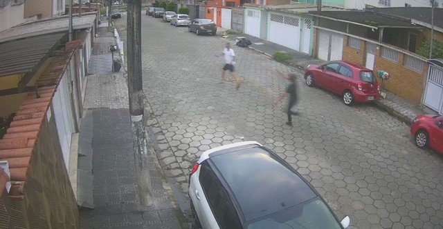 Homem corre para casa tentando fugir de assaltante, mas é alcançado; VÍDEO