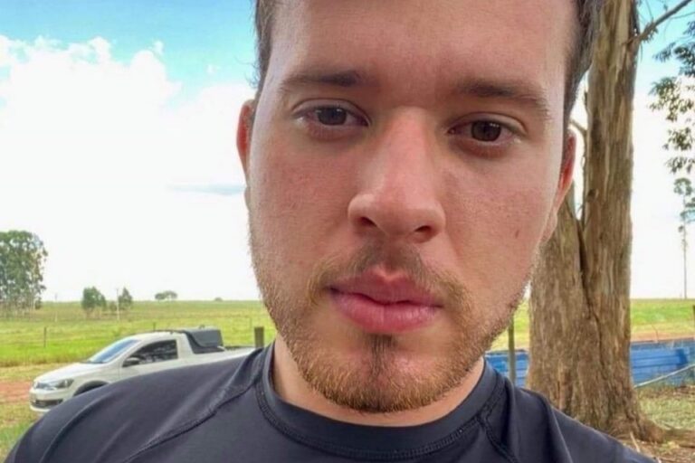 Jovem morre após ser atingido por avião agrícola pilotado pelo pai; vídeo