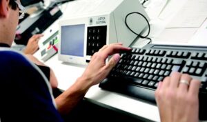 Bolsonaro cobra TSE e contesta pesquisas e sistema eleitoral; confira