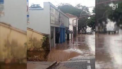 Buraco 'engole' moto durante temporal no interior de SP; vídeo