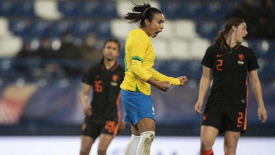 Marta sai do banco de reservas e marca gol de empate do Brasil