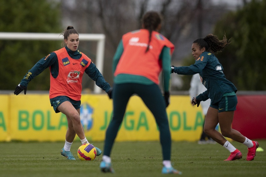 Seleção feminina volta aos treinos e mira duelo contra Finlândia