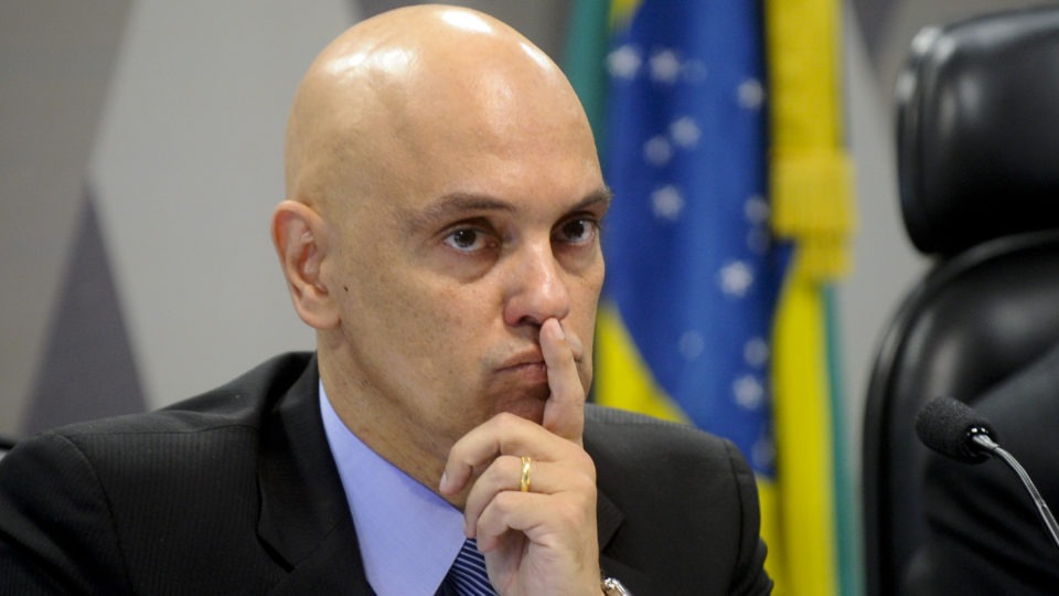 URGENTE: Justiça condena à prisão manifestantes que protestaram em frente à casa de Moraes