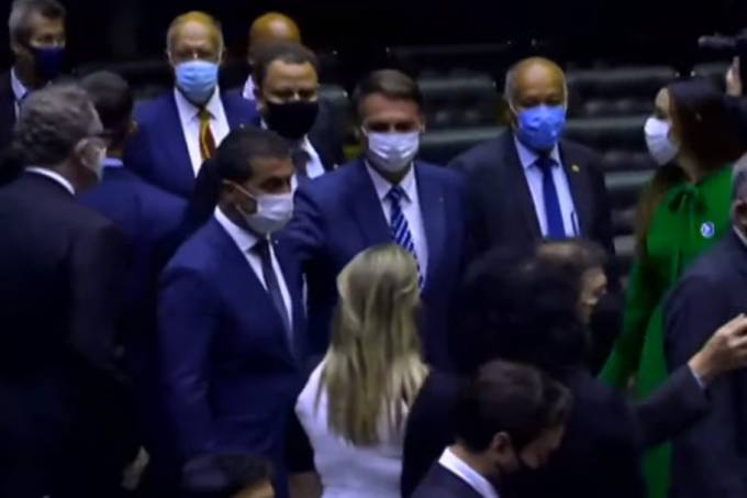 Bolsonaro corre de Luís Miranda no plenário da Câmara; veja vídeo