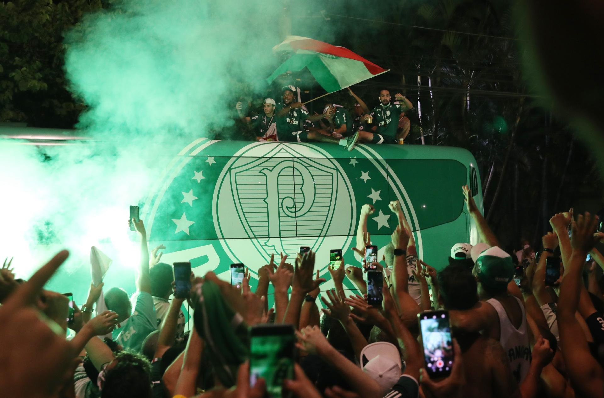 Palmeiras embarca para o Mundial de Clubes em clima de festa