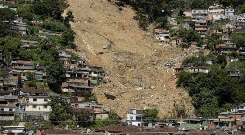 Petrópolis volta a sofrer com chuvas: cinco mortos e três desaparecidos