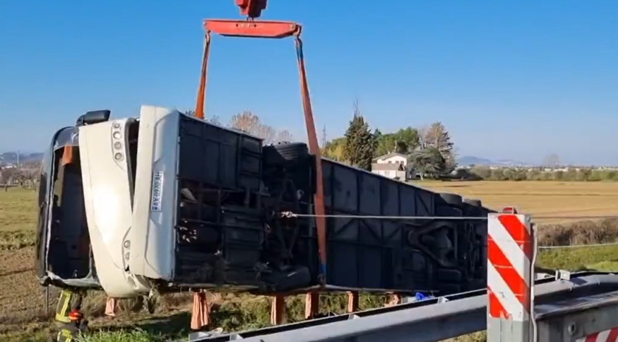 Ônibus que transportava dezenas de ucranianos capota na Itália; veja