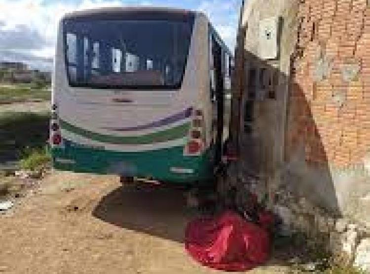 Homem morre após ficar prensado entre ônibus e parede, em Juazeiro-BA