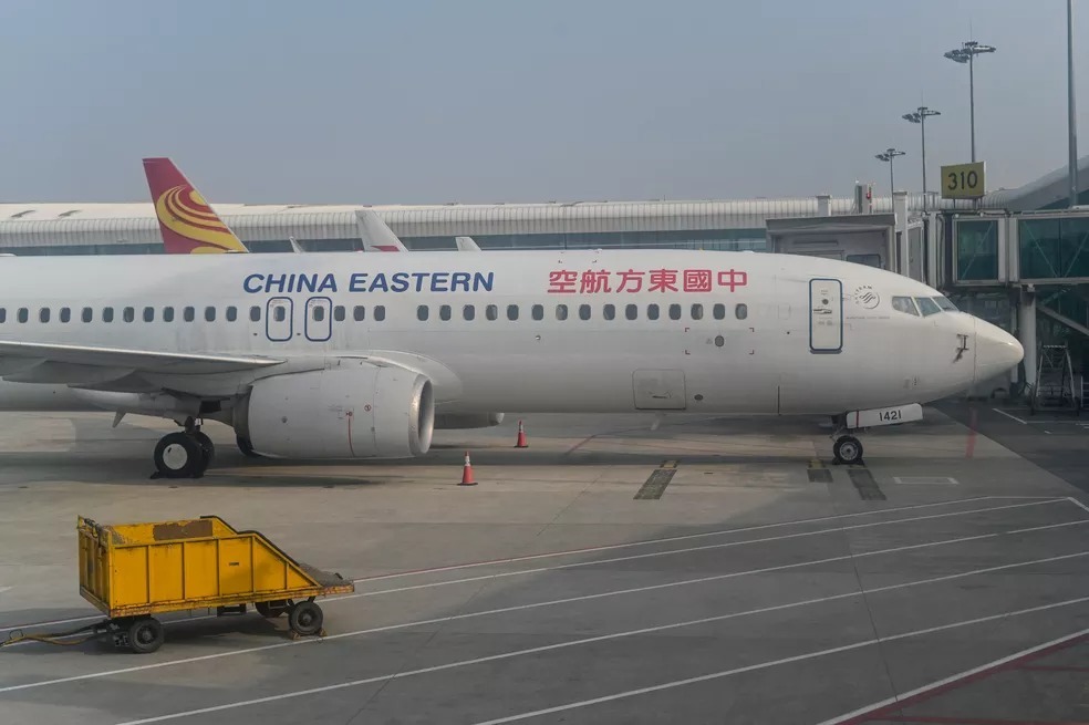 China continua buscas por testemunhas após queda de avião