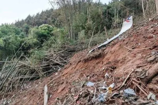 Equipes de resgate encontram caixa-preta de avião que caiu na China