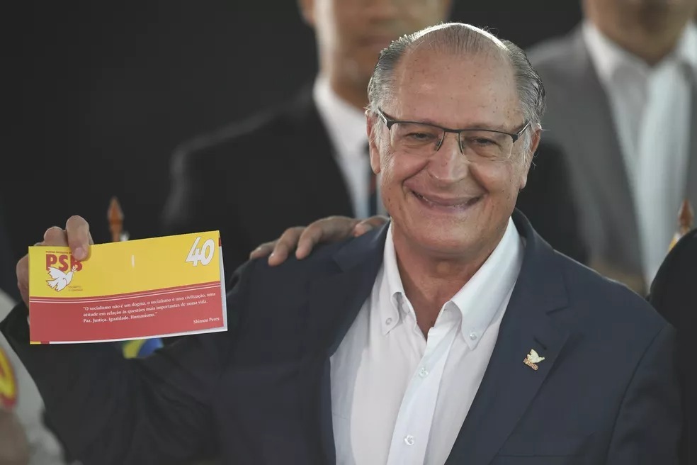 Alckmin se filia ao PSB com elogios a Lula: 'Representa a democracia'