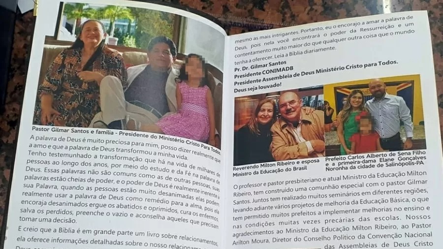 Bíblias são distribuídas com imagem de ministro da educação