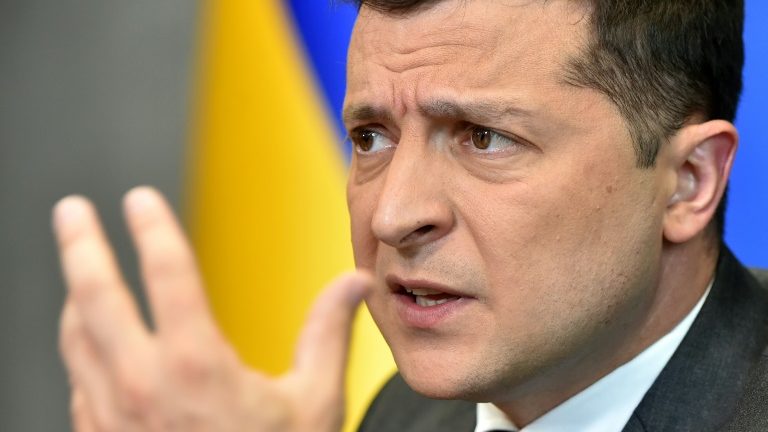 Zelensky pede a Biden pacote de defesa e apoio financeiro