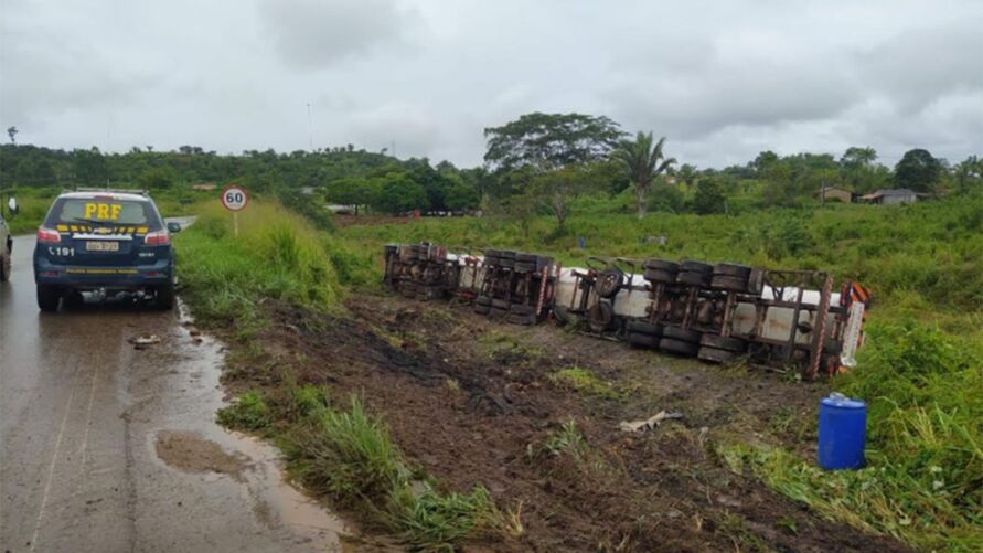 Acidente: no estado Pará uma carreta com carga tomba na BR-155.