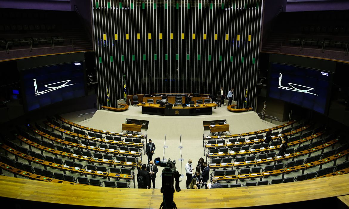 Deputados tem até hoje para trocar de partido sem perder mandato