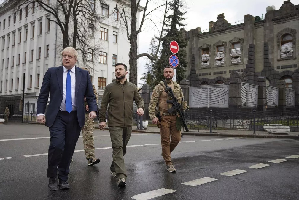 Em visita-surpresa a Kiev, Boris Johnson promete mais armas a Zelensky