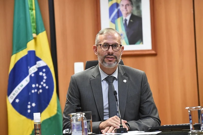 Ministro culpa Milton Ribeiro por reuniões e nomeação de pastor