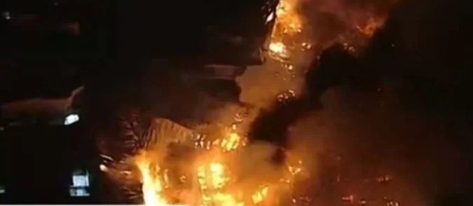 Incêndio atinge galpão próximo ao Aeroporto de Guarulhos em SP