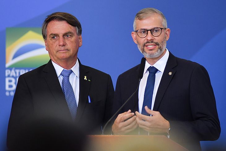 Bolsonaro oficializa Victor Godoy no Ministério da Educação