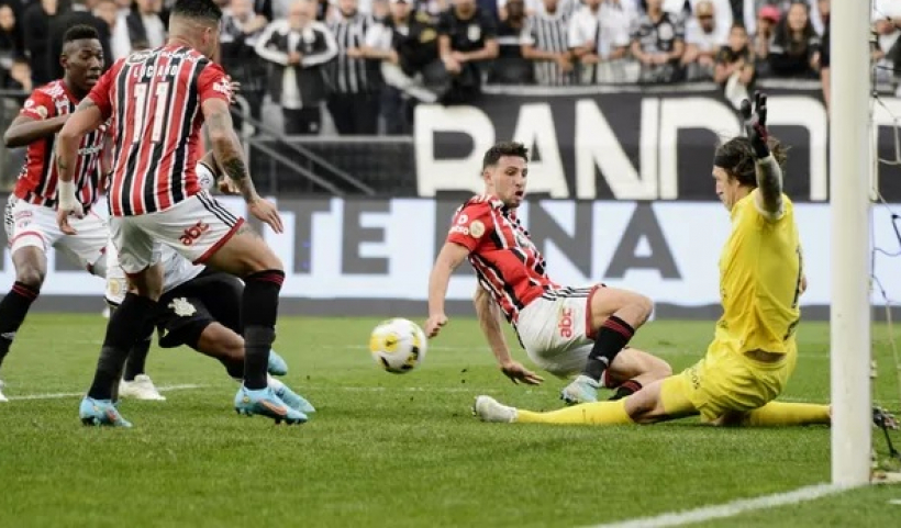 Brasileirão: Corinthians busca empate com São Paulo e mantém jejum e liderança