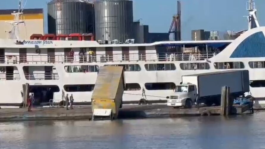 Caminhão derrapa em porto e cai na Baía do Guajará; veja no vídeo