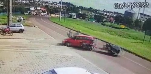 Motociclista 'voou por cima de carro', após colisão às margens da BR-277