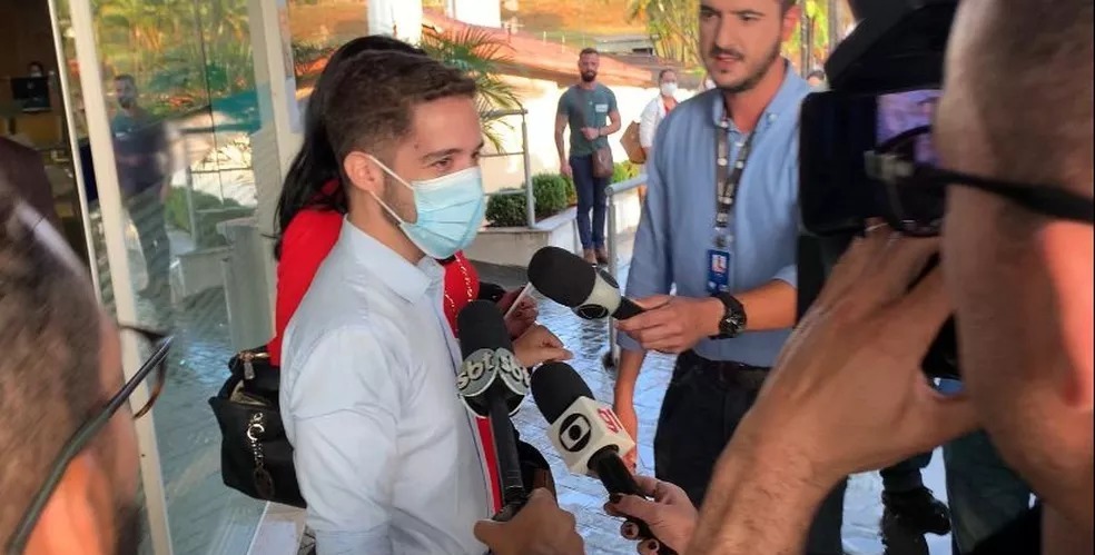 Após ser esfaqueado jornalista Gabriel Luiz recebeu alta hospitalar