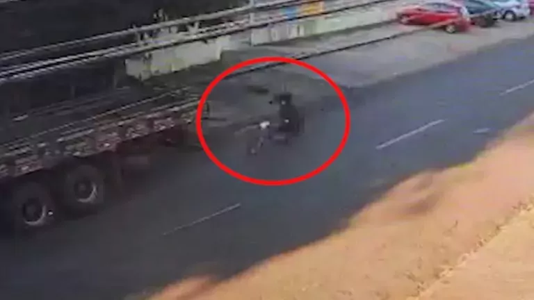 Nasceu de novo: Motociclista bate violentamente contra caminhão estacionado