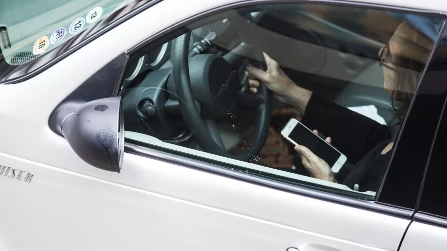 Trânsito: uso de celular ao volante leva a 28 multas por hora no Brasil