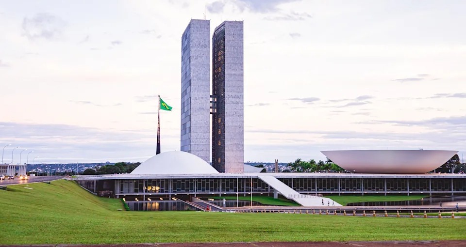 Maioria dos brasileiros refuta rótulos de direita e de esquerda