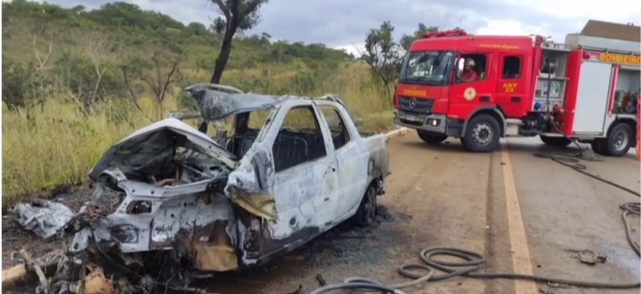 Policial Militar salva condutor de carro em chamas após colisão; vídeo