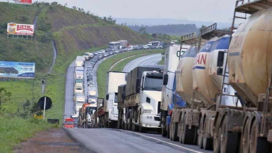 Caminhoneiros ameaçam paralisação geral após alta do diesel