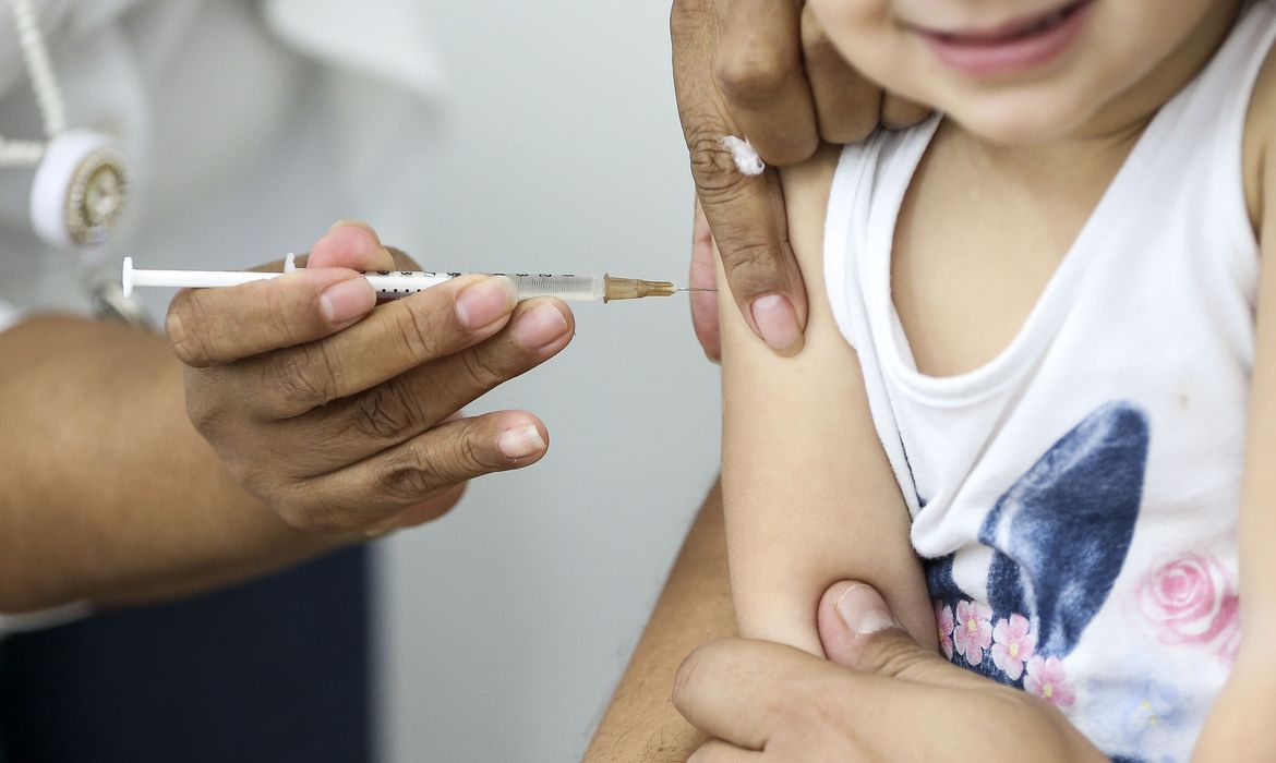Ministro da Saúde pede que pais vacinem as crianças contra a polio