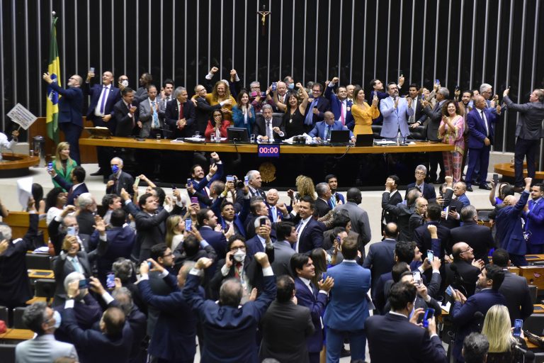 Em votação relâmpago, a Câmara dos Deputados aprovou um decreto legislativo que eleva para R$ 46,3 mil o salário para presidente da República