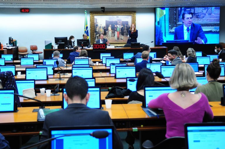 CCJ adia debate sobre cobrar mensalidade em universidade pública